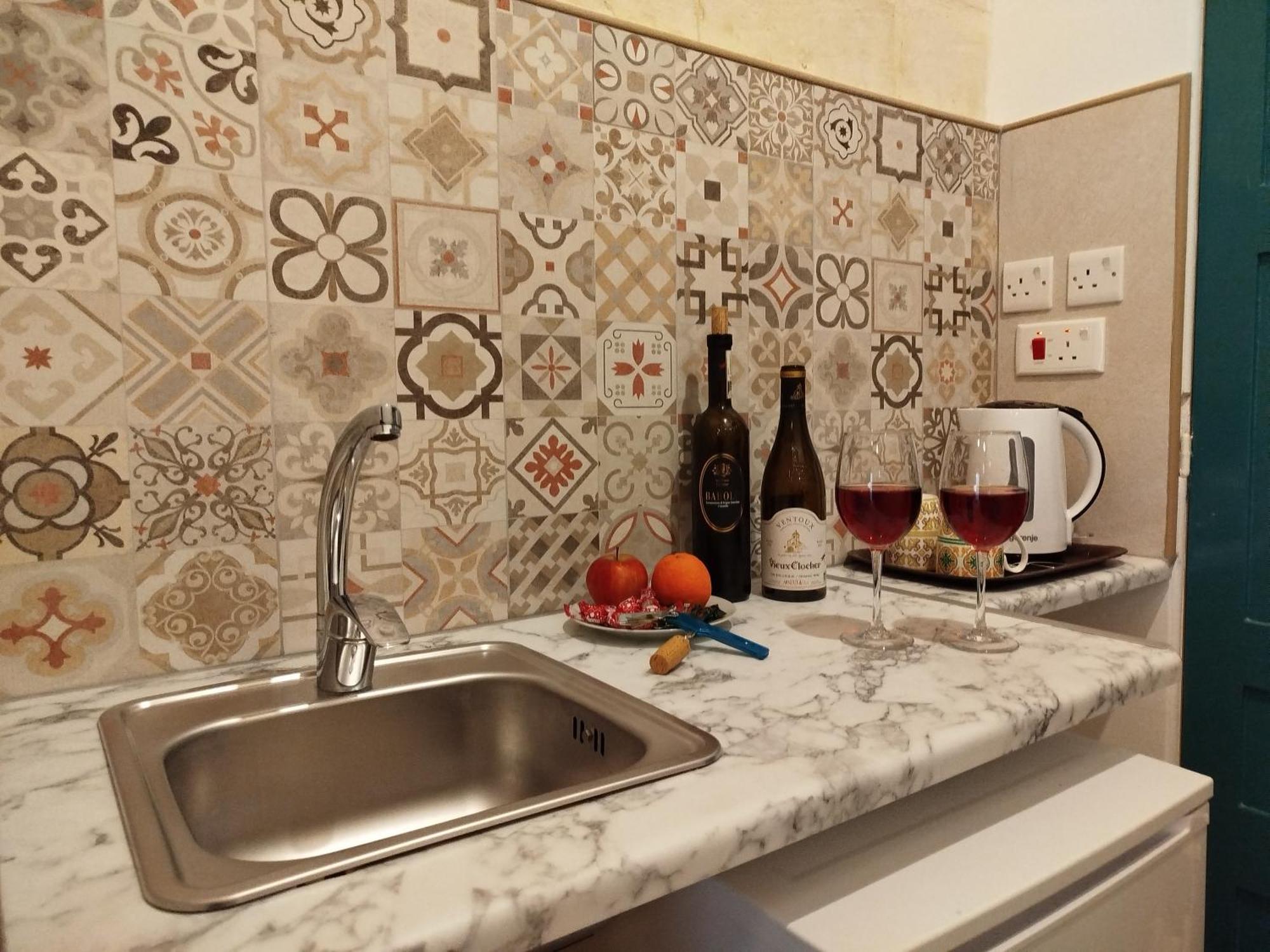 Limestone Sun Suites Sliema Room photo